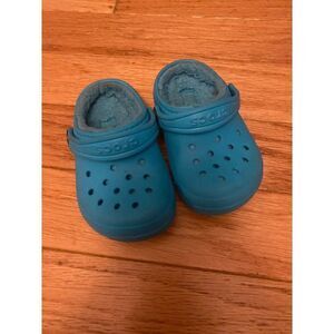 Crocs, little kids blue, fur lined slip on clogs size C7